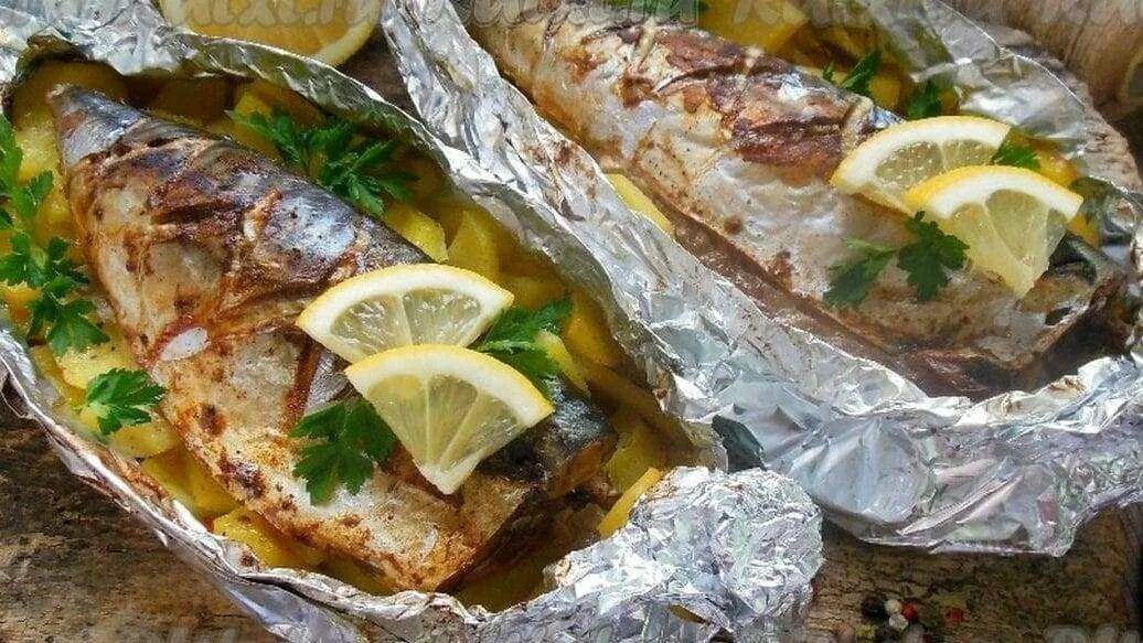 Готовим скумбрию в фольге. Скумбрия запеченная с картофелем. рыба запеченная в фольге. скумбрия в духовке с картошкой. скумбрия в духовке в фольге.