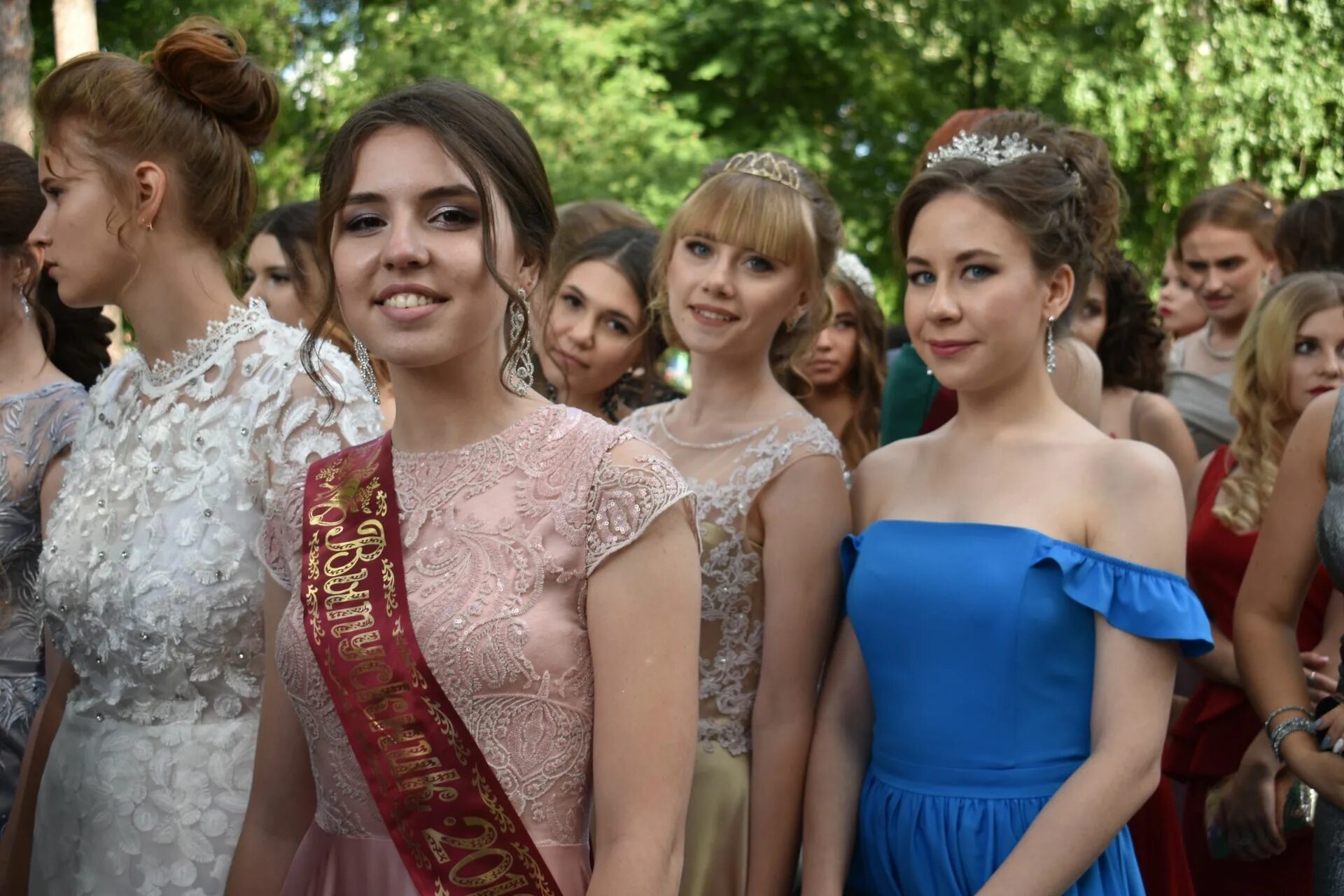 Выпускные вечера в школах чистополя. Марджани никах. Чистополе платья. Выпускной 2012 чистополь. Чистополе платья брянск.