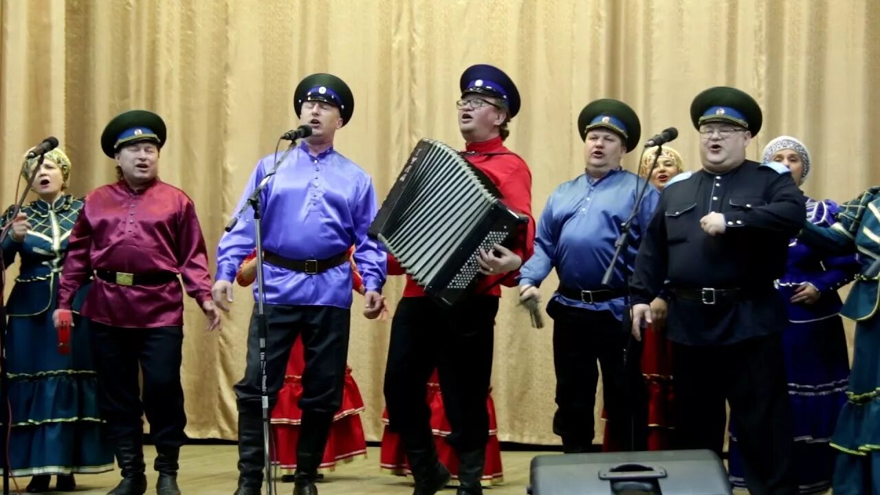 Казачий под окном широким. У околицы копейск хор. ансамбль околица. под окном широким&quot;. московский казачий хор.. картинки хор околица.