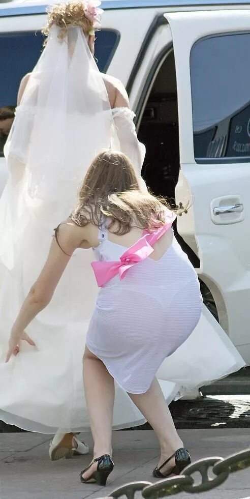 Невесты в прозрачных платьях. У невесты просвечивает платье. Под платьем на свадьбе. У невесты под платьем.