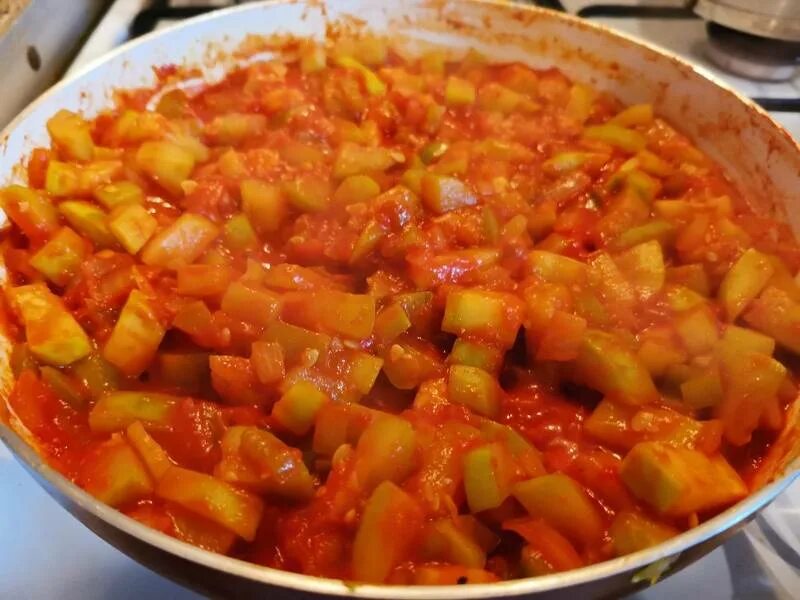 Жареные овощи на сковороде. Кабачки тушёные с овощами. Овощное рагу с кабачками. Кабачок тушеный с овощами на сковороде. Кабачки тушёные с морковью и луком.