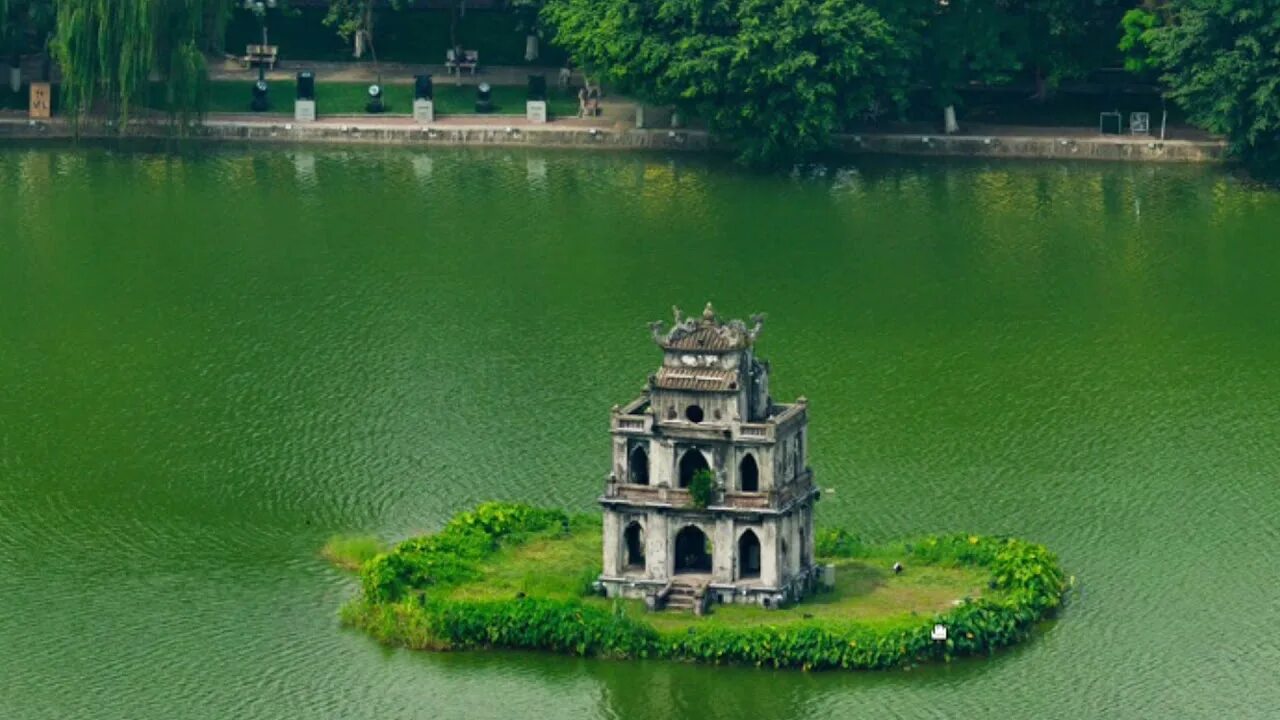 Озеро Хоанкьем Вьетнам. Озеро Хоанкьем Ханой. Озеро возвращенного меча Ханой. Озеро меча (Хоанкьем).