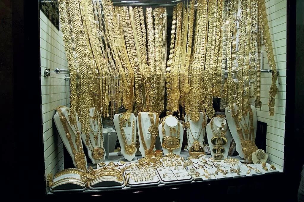 золотой рынок gold souk. золото тримиата. витрина с золотыми украшениями. золотая в хасавюрте. дубайские украшения из золота.