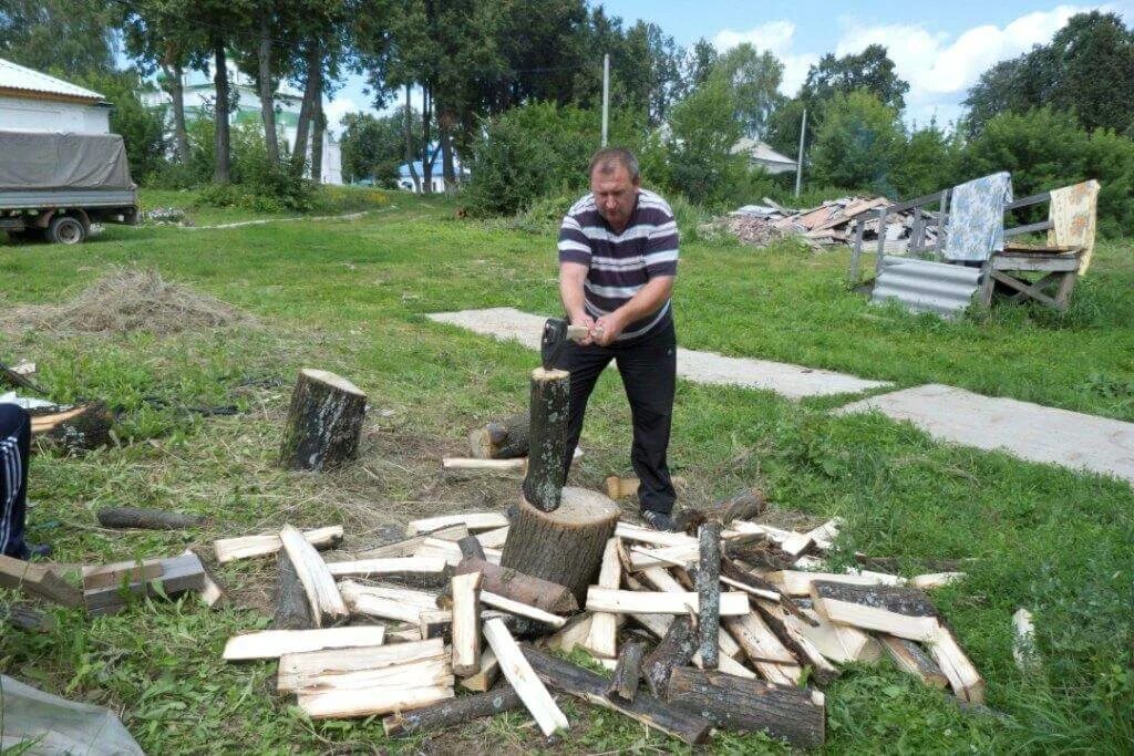 Рубка дров. Рубить дрова. Колоть дрова. Мужик рубил топором