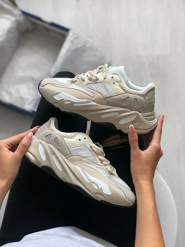 Adidas Yeezy 700. Adidas Yeezy 700 v1. Adidas Yeezy Boost 700 v1. Adidas easy Boost 700 женские. Кроссовки yeezy 700