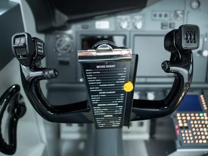 Thrustmaster boeing yoke. Джойстик b737. boeing 737 yoke. штурвал boeing thrustmaster.