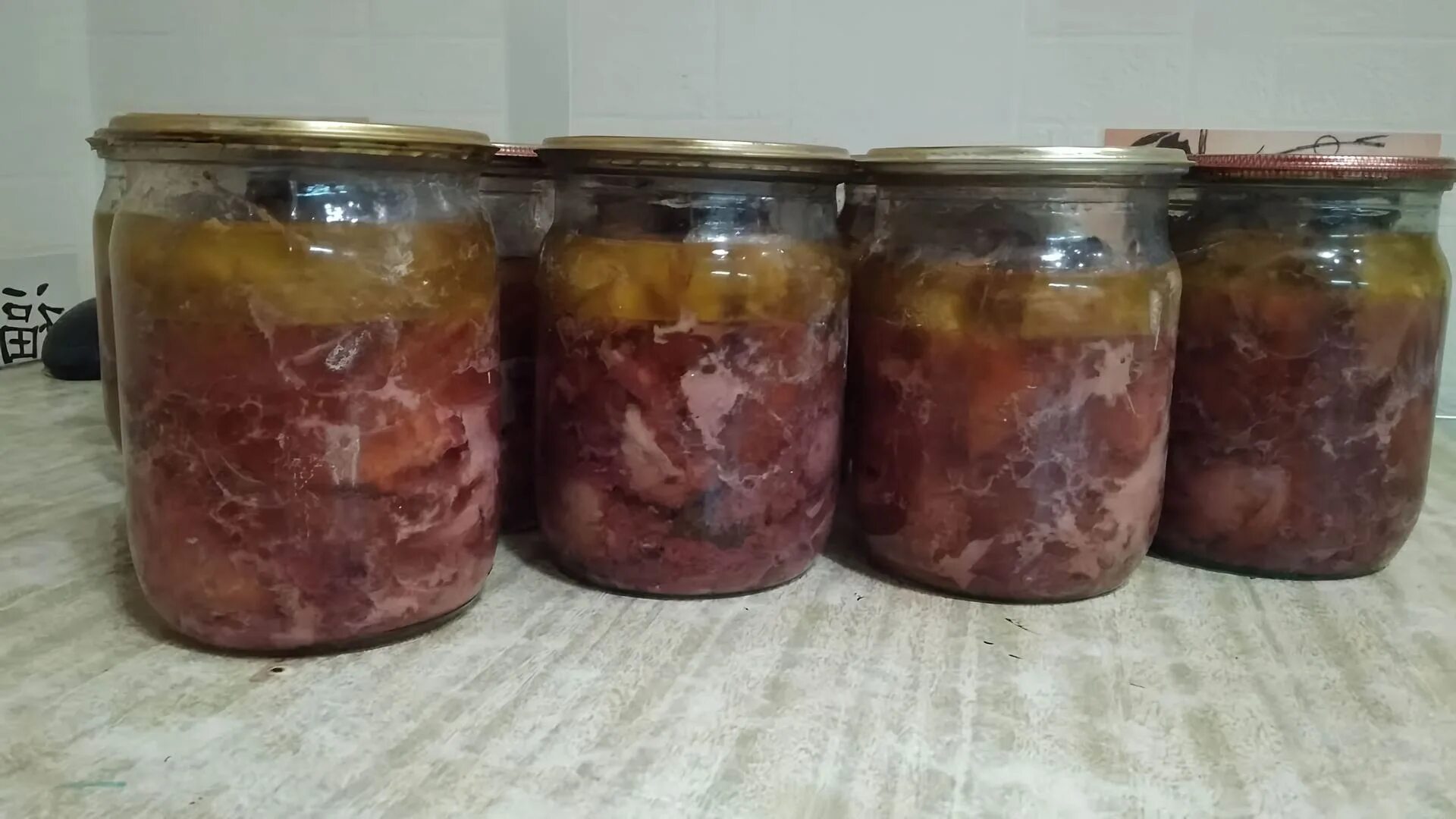 Утиная тушенка. Тушенка из куриных желудков. Тушенка в стеклянной банке. Автоклав для тушенки. Мясная консерва бутулизм.