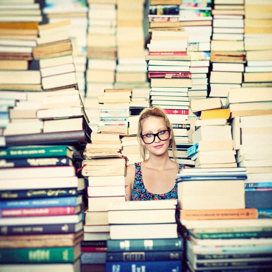 Как подписать фото с книгой. Много книг. Студент с книгами. Девушка с книгой. Фотосессия с книгами.