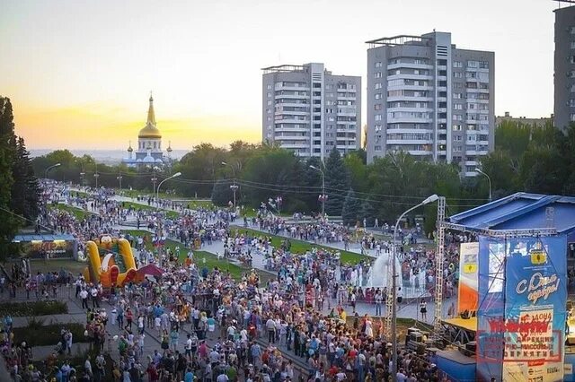 Какие артисты выступали на день города в волжском. Праздник волжский день города. Праздники день города волжский. День города волжский. День города волжский.