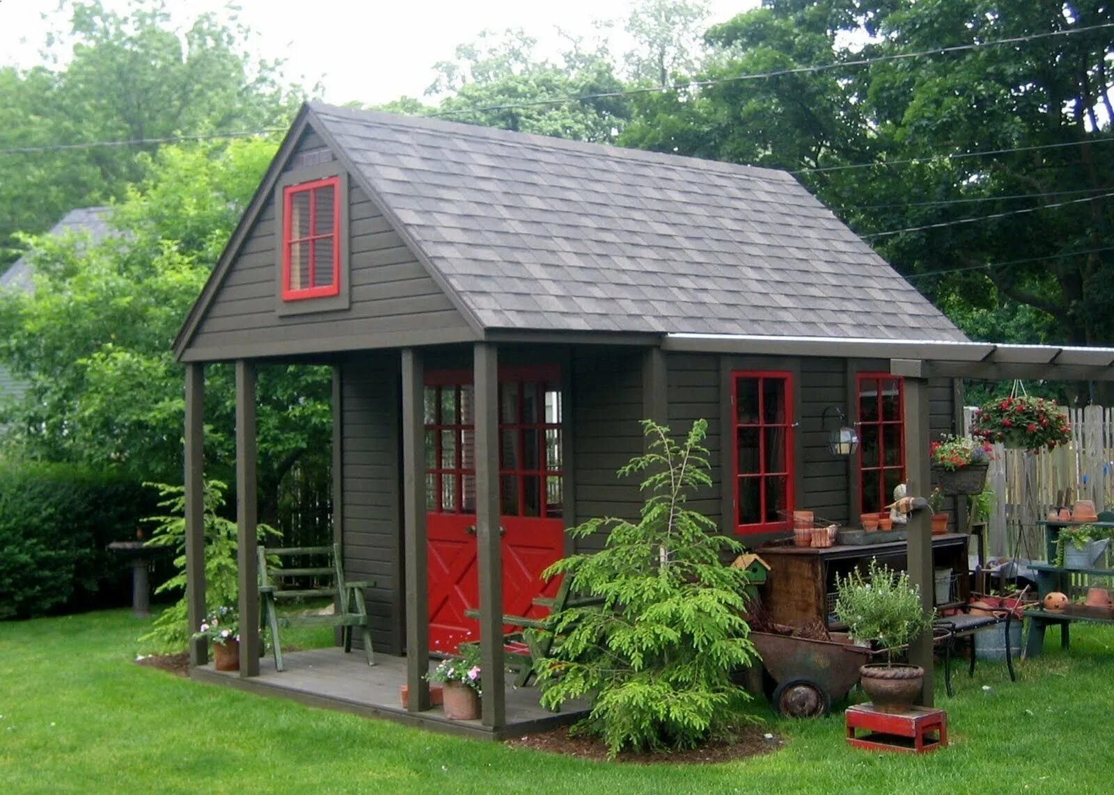 Первый самый дачи. Садовый домик Shed Garden. Хозблок Гарден Хаус. Шед сарайчик. Тини Хаус с террасой.