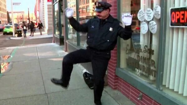 Танец полицейских. Пляски в полиции. Полицейский танцует. Танец полицай.