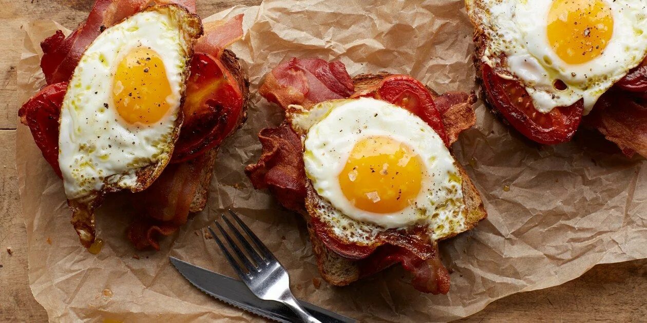 Bacon and eggs are. Королевская яичница. яйцо пашот с беконом на тосте. fried bacon and eggs. eggs with bacon мупуефидуы.