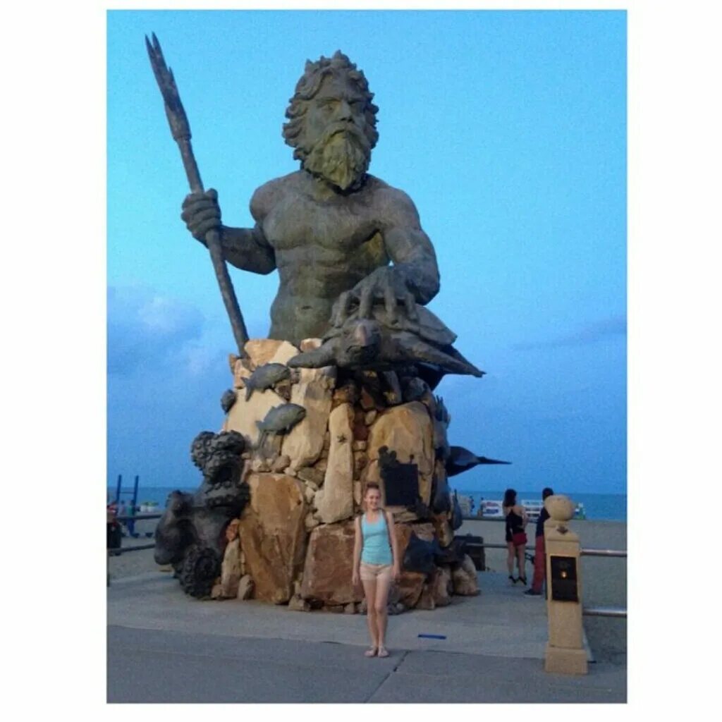 Стеклянная статуя на пляже. Статуя бич. Посейдон нептун скульптура. Статуя нептун посейдон. Памятник нептуну в вирджинии.