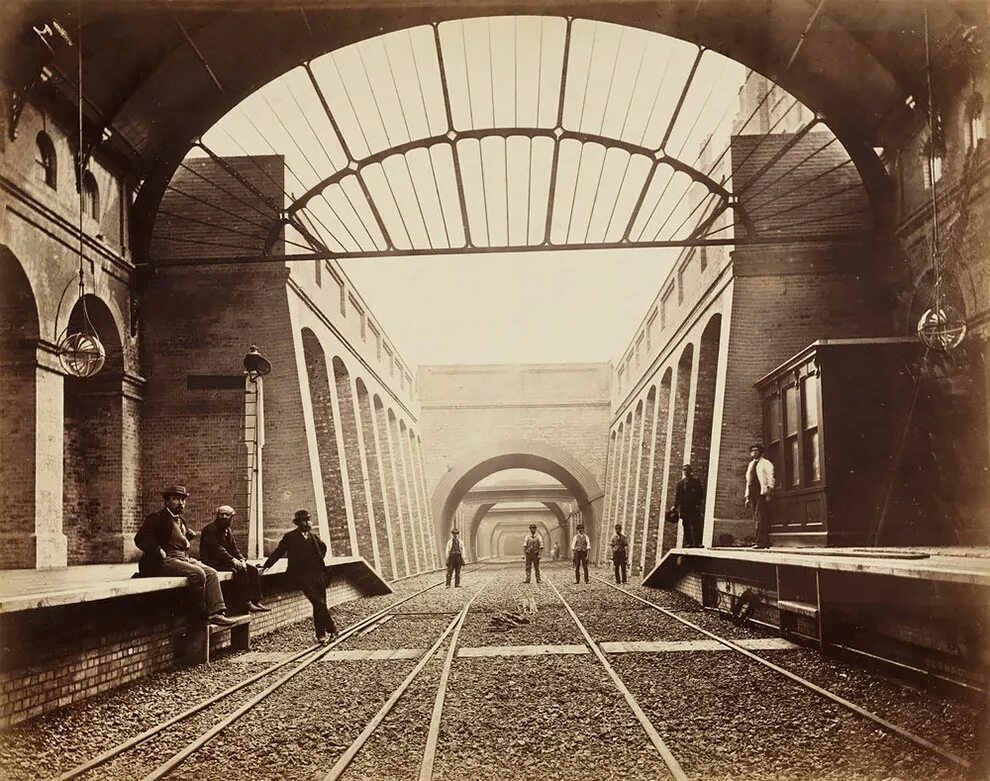 Метрополитен год открытия. Первое метро в лондоне 1863. 1863 первая линия метро лондоне. метро лондона 19 век. лондонский метрополитен 19 века.