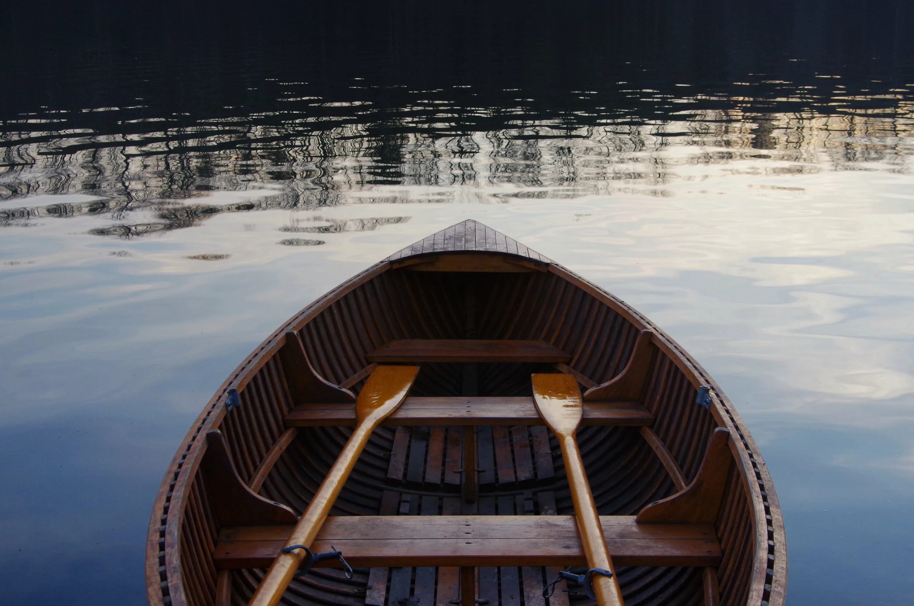 Шлюпка виды. Лодка с веслами. Деревянная ложка-весло. Лодка деревянная с веслами на воде. Нос лодки.