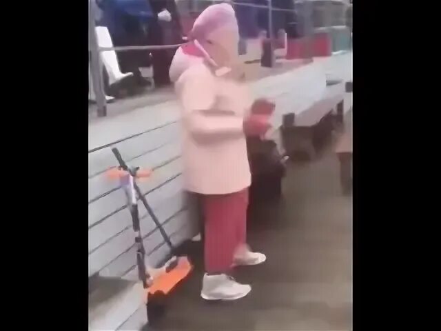 Бабушка танцует на улице