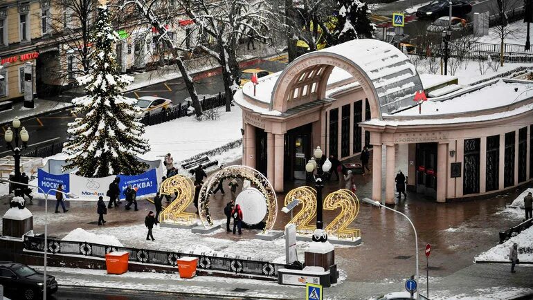 Как работает метро в новогоднюю ночь 2025. Чистые пруды новогоднее украшение. метро тверская на новый год. метро чистые пруды новогодние украшения. картинки москва в канун нового года.