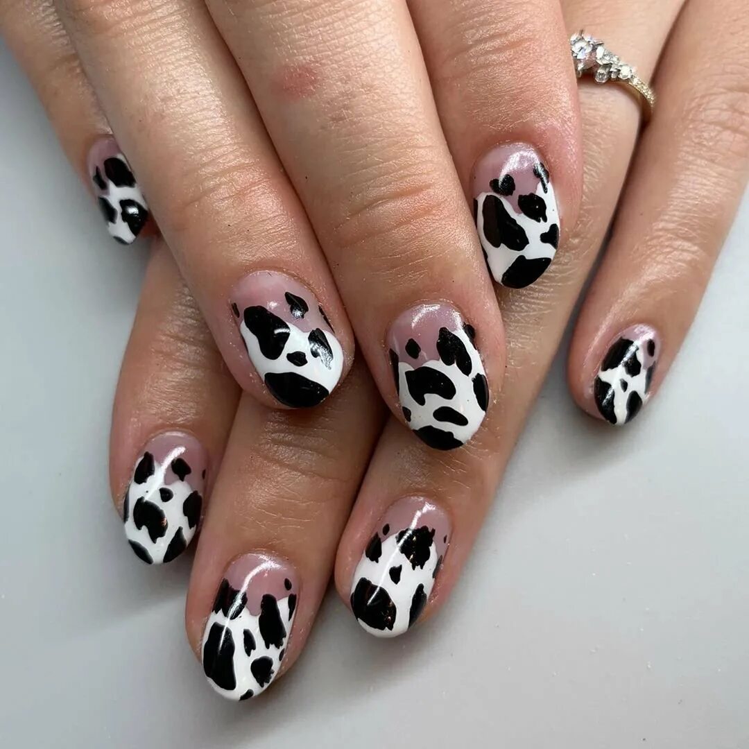Маникюр коровка. Ногти в стиле коровки. Ногти в стиле коровы. Маникюр с пятнышками коровы. Дизайн ногтей с пятнами.