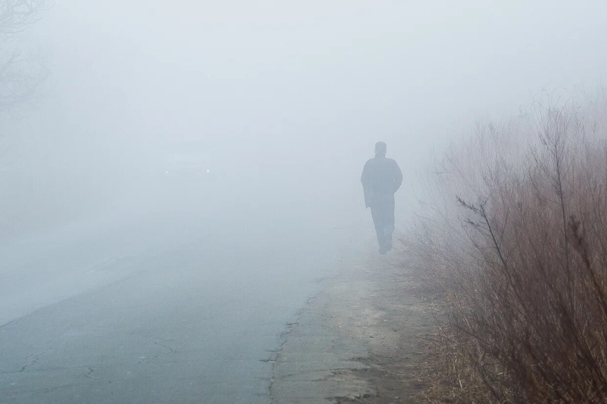 Как ушел в туман за надеждою. Очень сильный туман. человек в тумане. фотосессия в тумане. туман впереди.