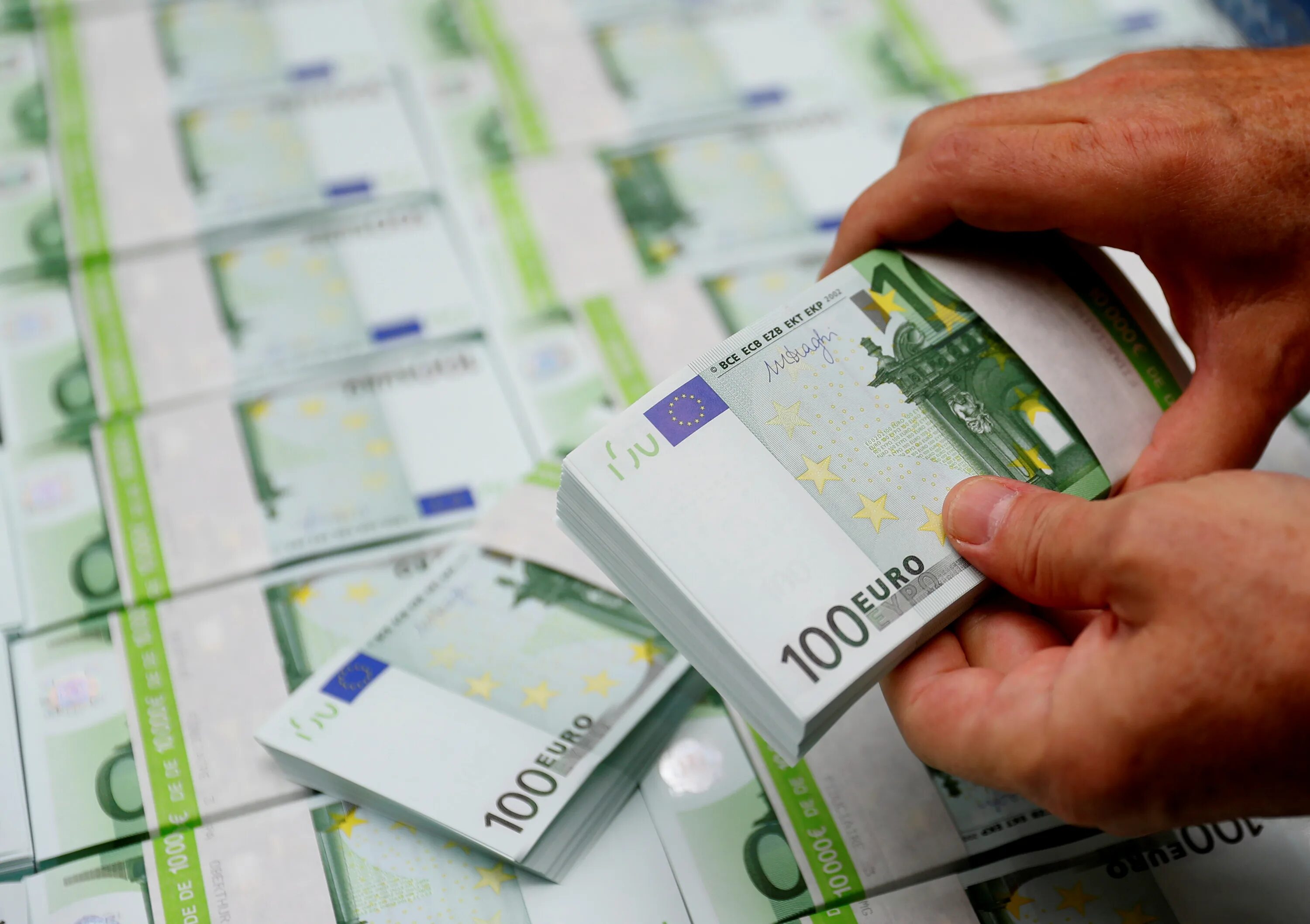 Евро фото. Доллар и евро. Евро. Euro exchange. Курс евро.