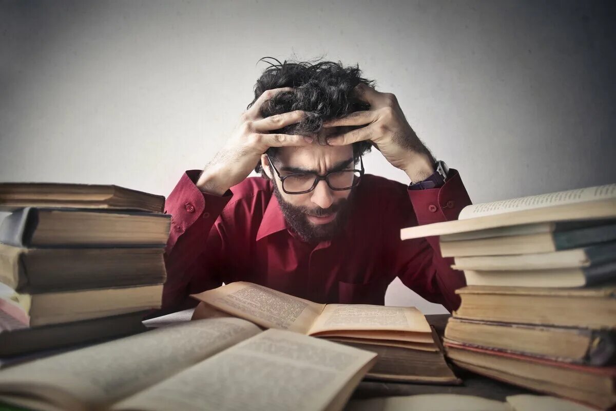 Картинки учеба. Человек над книгой. Размышление над книгой. Человек зарылся в книгах. Грустный студент.