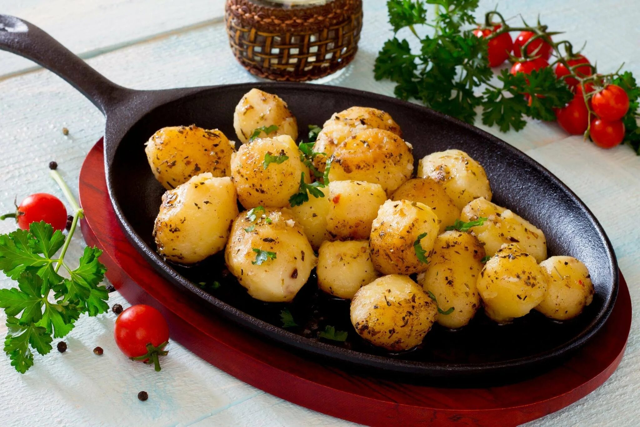 Картошка была вкусная. Картофель дофин. картофель с чесноком. картошка с чесноком на сковороде. жареная картошка с чес.