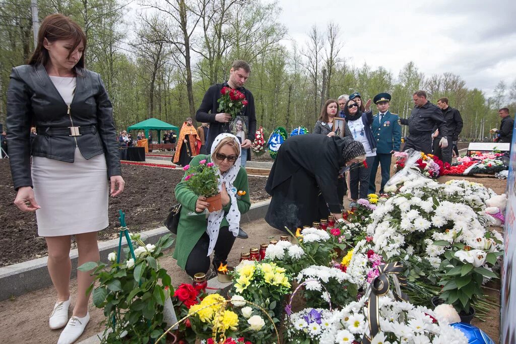 Похороны погибших в теракте в москве. Серафимовское кладбище рейс 9268. Смоленское кладбище рейс 9268. Могилы погибших в авиакатастрофе.