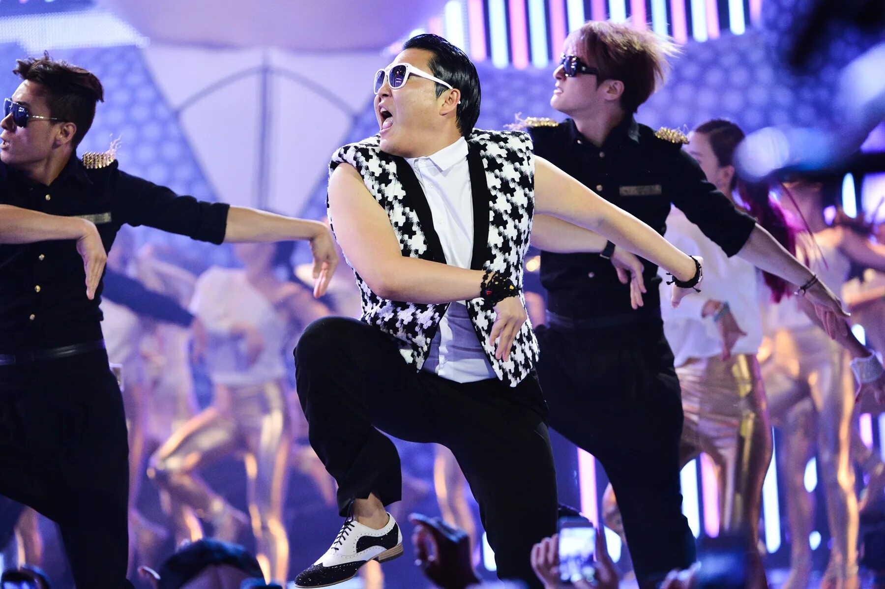 Коротком популярные видео. Псай 2012. Psy корейский исполнитель. Популярные видео. Psy с женой.