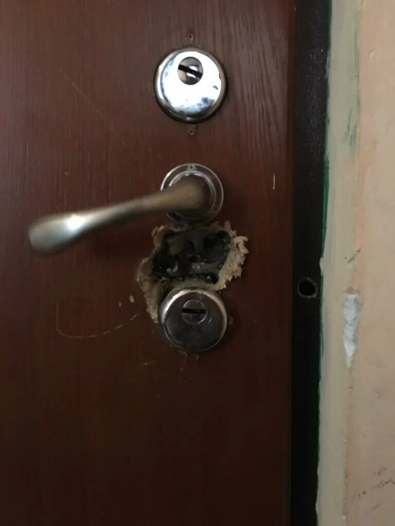 Проворачивается ключ в замке двери
