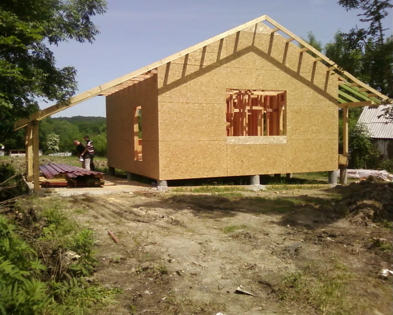 Каркасный дом осб. Дачный домик обшитый осп 3. Осп сип дсп. Дом из юсб. Каркасная баня осп.