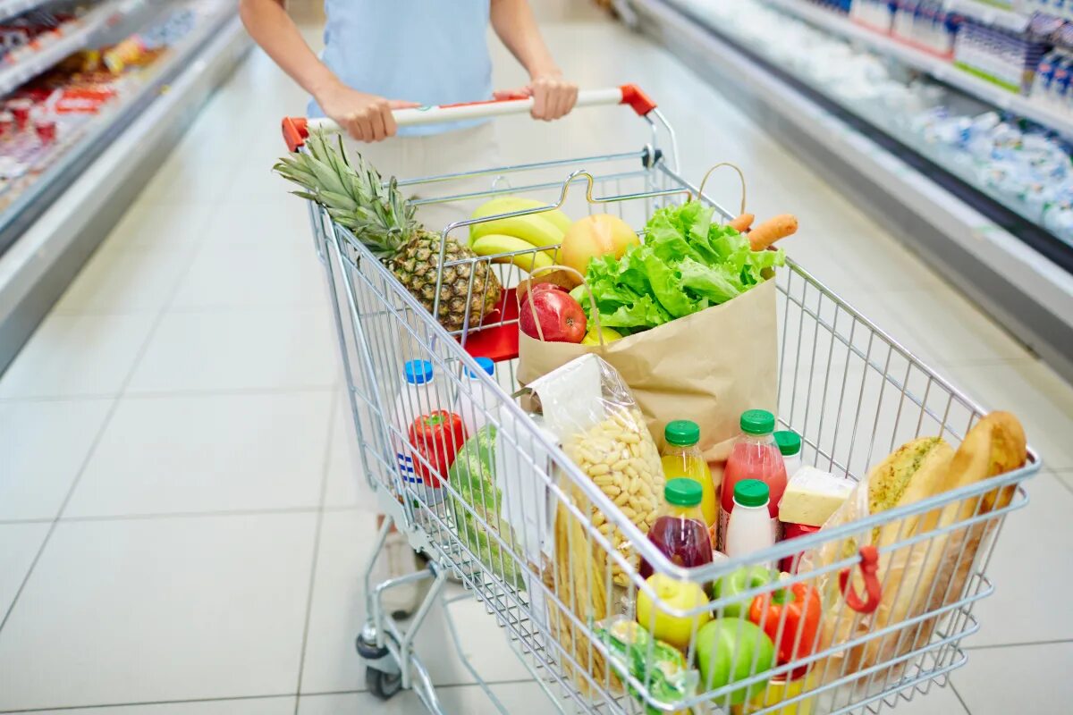 Тележка с продуктами. Корзина продуктов. Магазины продуктов корзина. Продуктовая корзина из магазина. Корзина с продуктами супермаркет.