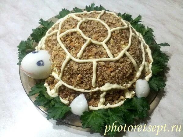 Салат черепаха с ананасом и грецким. Салат черепашка лента. салат черепаха с виноградом. салаты на нг черепаха. салаты на новый год 2025 салат черепаха.