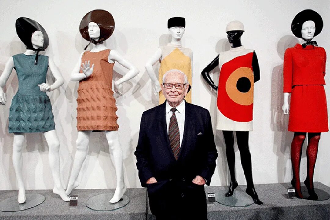 Пьер карден футуризм. Ральф лорен подиум 2021. Модный дизайнер одежды. Карл отто лагерфельд коллекции. Дизайнер одежды.