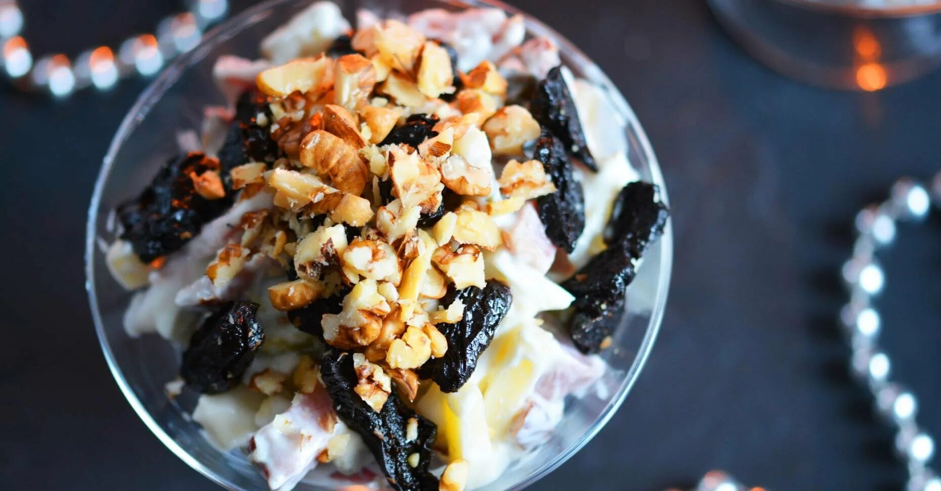 Салат со свежим черносливом. Салат с зеленью и орехами. Салат со свежим черносливом. Салат коктейль нежность с курицей и черносливом. Салат с черносливом,грибами и ку.