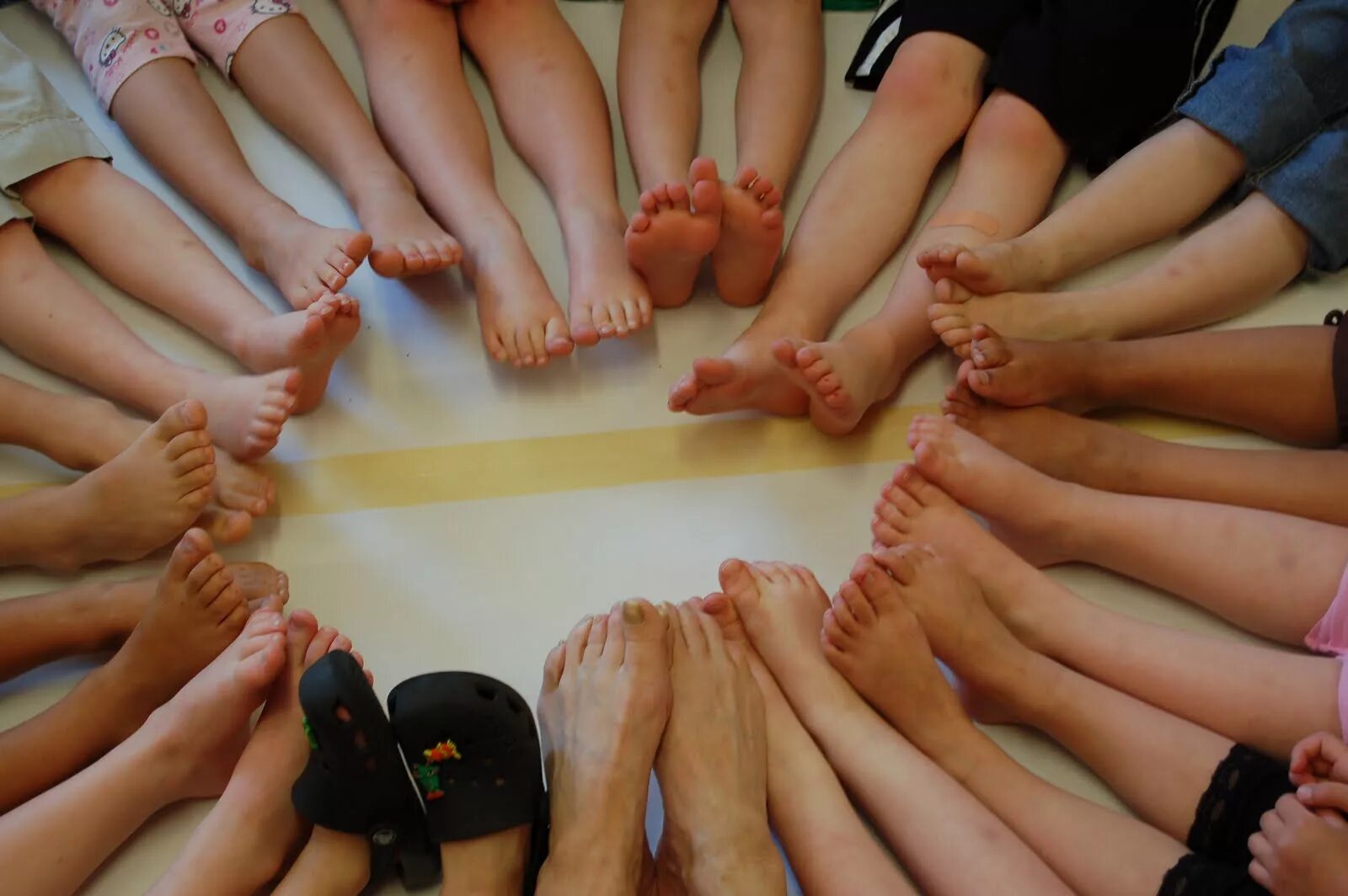 Students feet. Ступни девочек в школе. Пятки школьников. Ступни девочек в группе. Стопы девушек в школе.