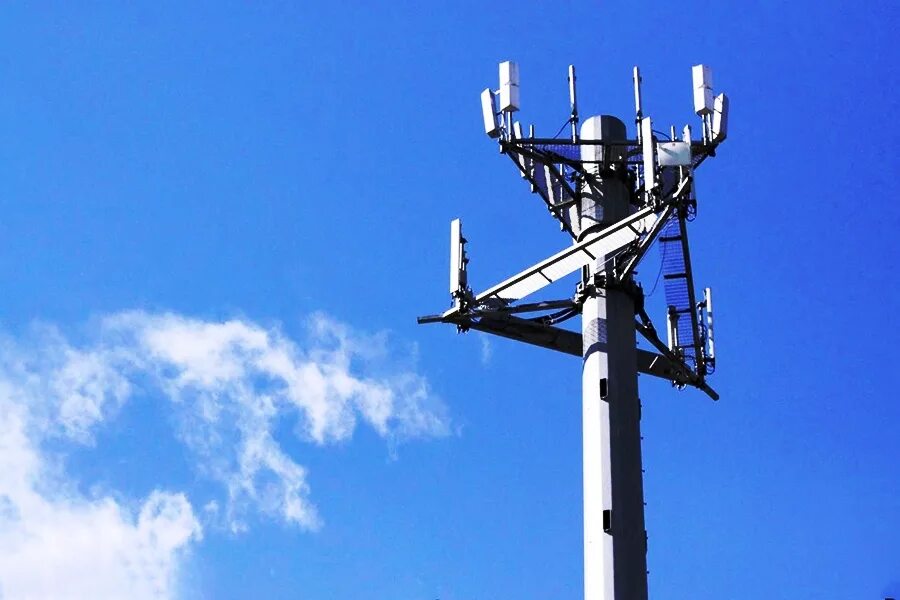 вышка сотовой связи 5g. антенны сотового оператора. вышка сотовой связи 5g. антенны сотовой связи 5g на крыше жилых домов. базовая станция 4g lte.