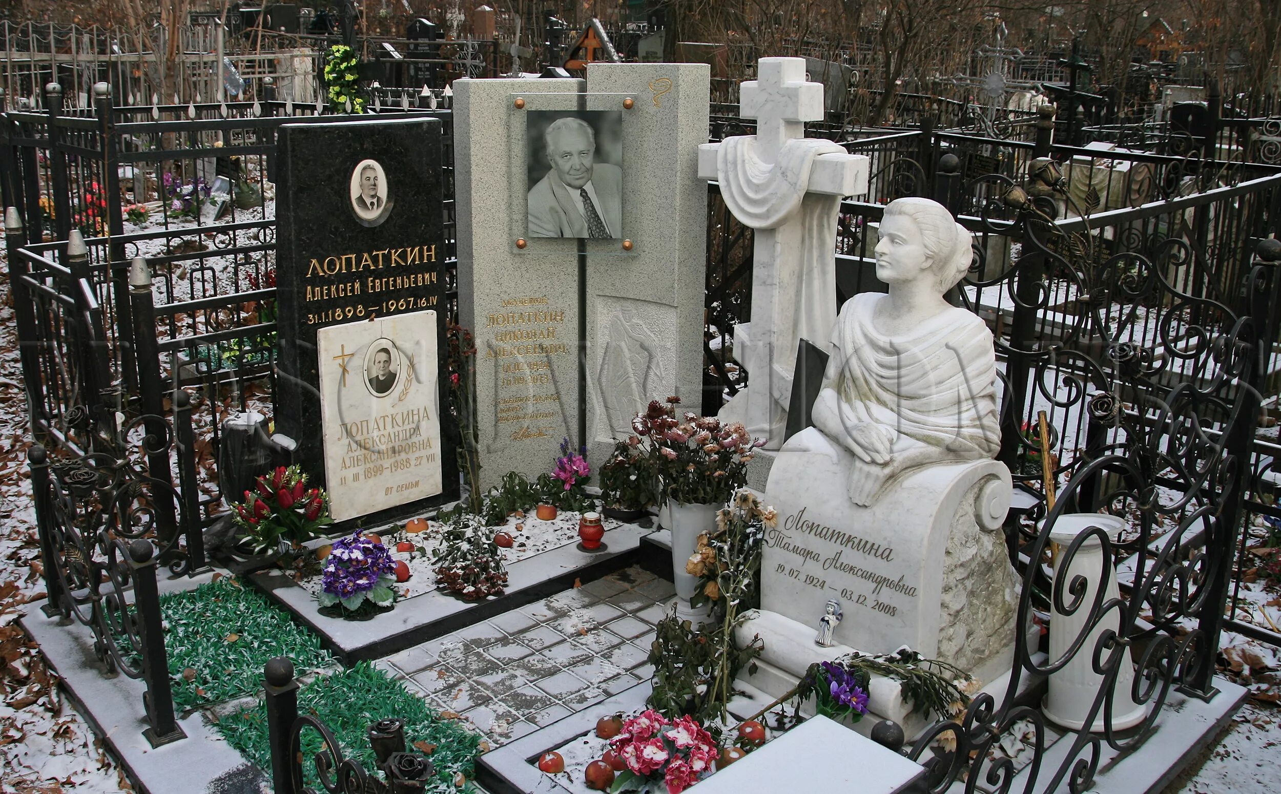 Новодевичье кладбище ваганьковское кладбище. Знаменитые могилы ваганьковского кладбища. Ваганьковское кладбище могилы известных людей. Знаменитые могилы ваганьковского кладбища. Памятники на могилах знаменитостей ваганьковское кладбище.