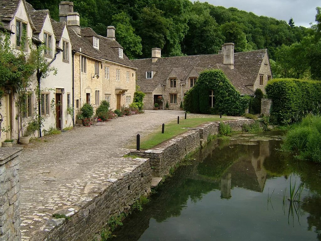 Village крепость. Англия деревня Castle Combe. Деревня Касл комб Англия. Castle Combe, Уилтшир, Англия. Графство Уилтшир, Южная Англия.