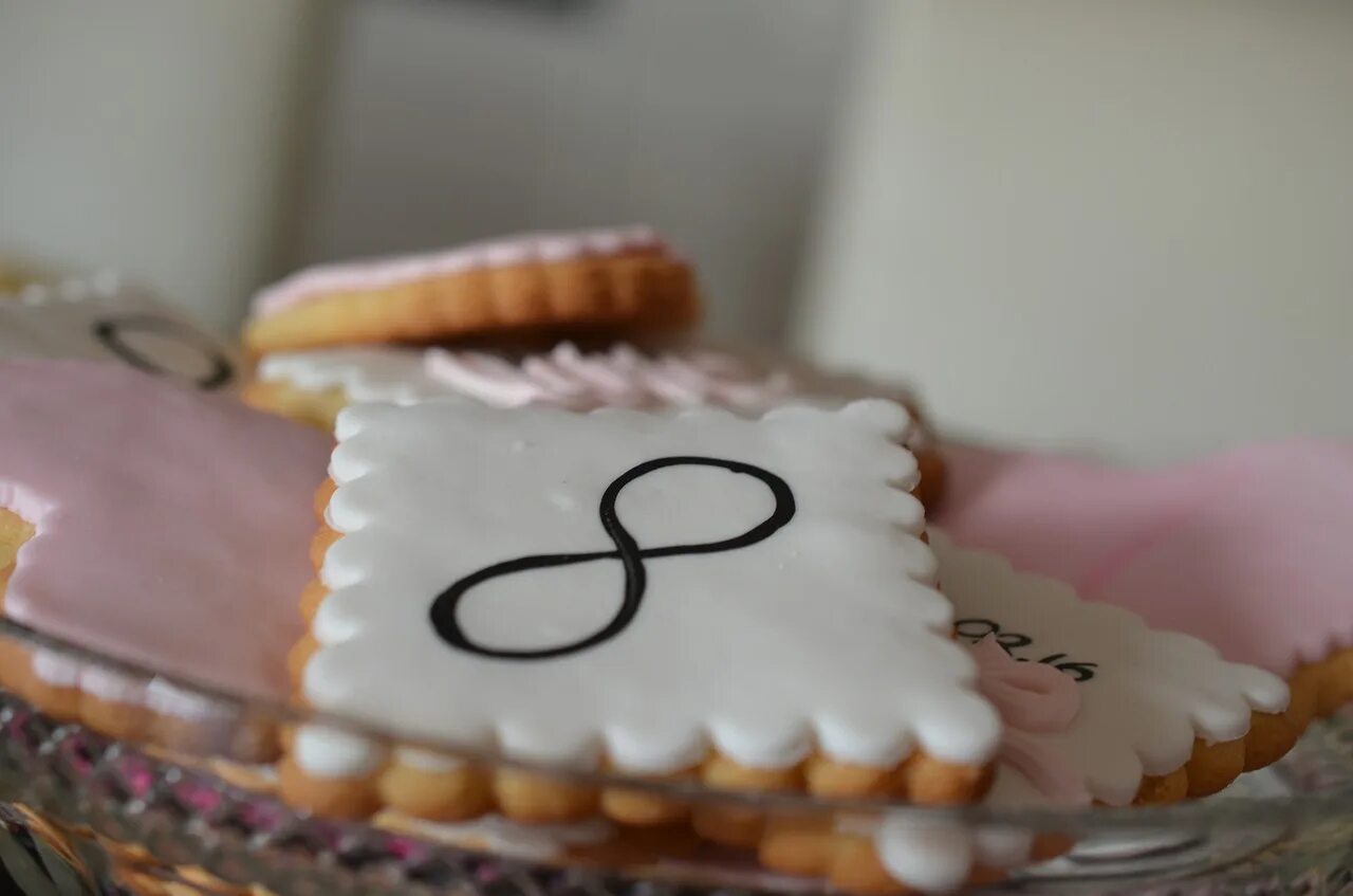 Торт бесконечность. Печенье бесконечность. Печенье в форме бесконечности. Торт со знаком бесконечности на свадьбу. Cookies event