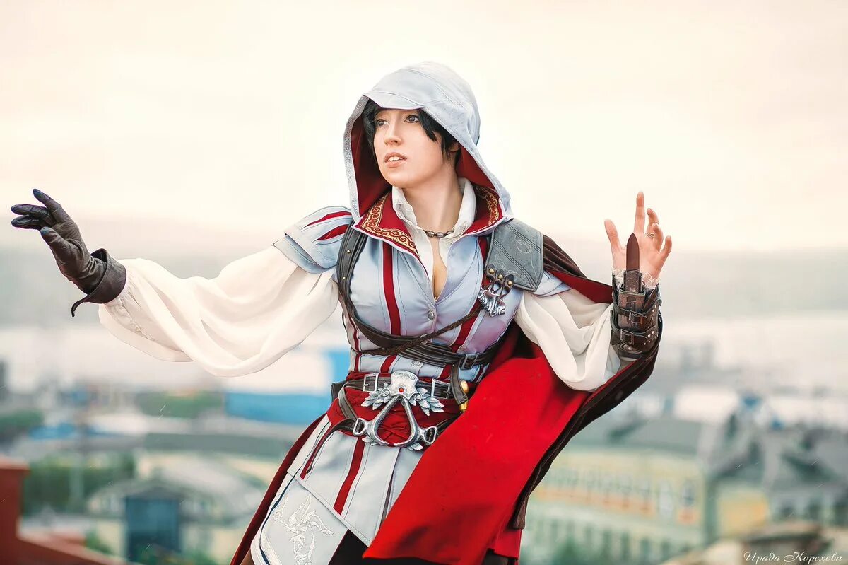 Эцио Аудиторе косплей. Фем Эцио Аудиторе. Косплей ассасин Крид. Assassins Creed Cosplay женщины. Косплей химены