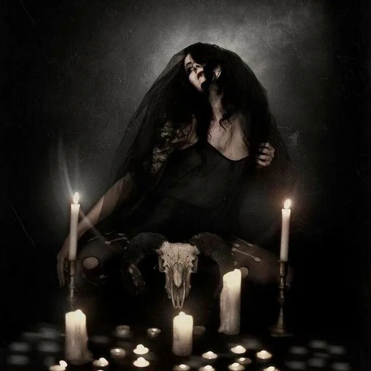 Покойная ведьма снилась мужчине. Ведьма колдует. Готические свечи. Ритуалы ведьм. Колдовство темное.