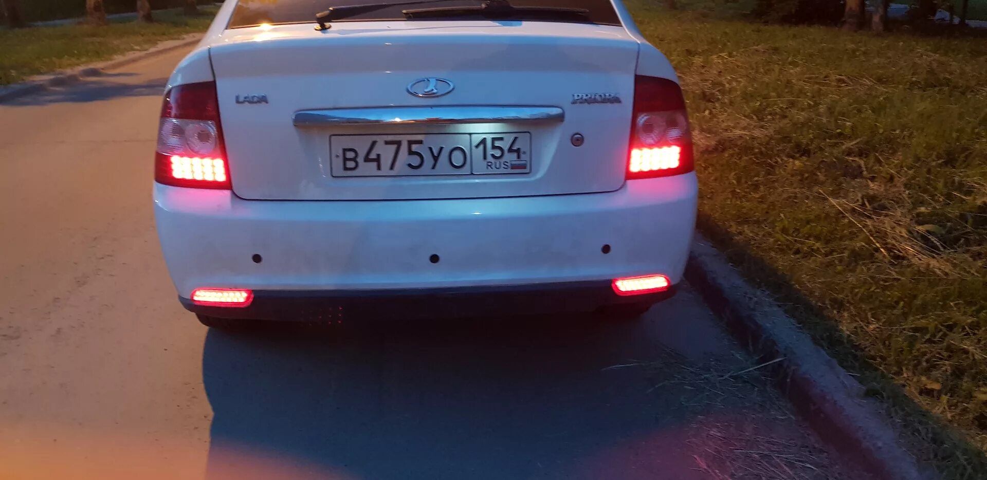 Бампер приора 2 на приору хэтчбек. Задний бампер приора 2 ночью. приора 2 зад диоды. приора 2 хэтчбек задний бампер ночью. задний бампер приора 2 диодный.