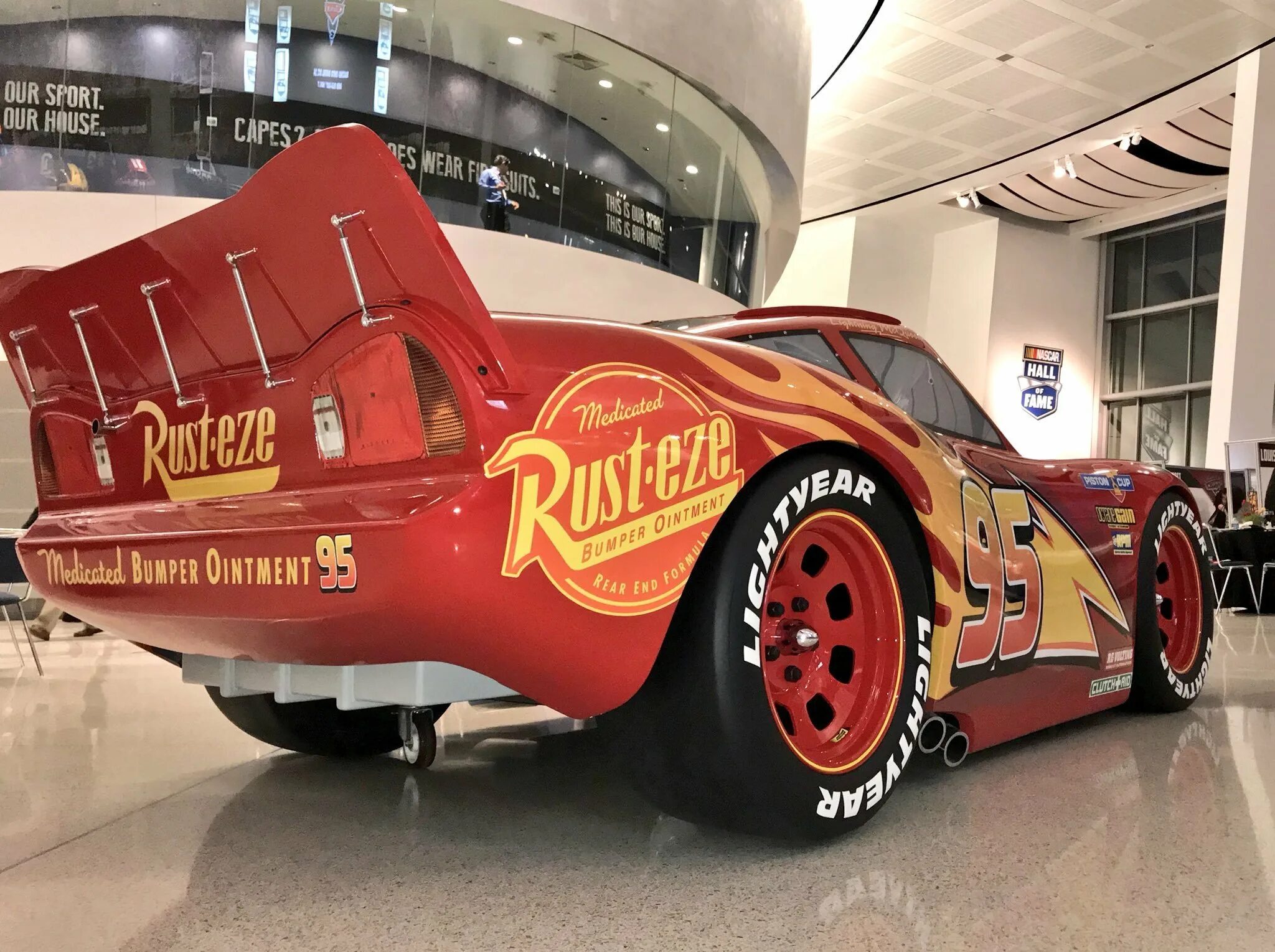 Маквин машина в жизни. Наскар молния Маккуин. Chevrolet Corvette молния Маккуин. Наскар молния Маквин. Chevrolet Corvette наскар.