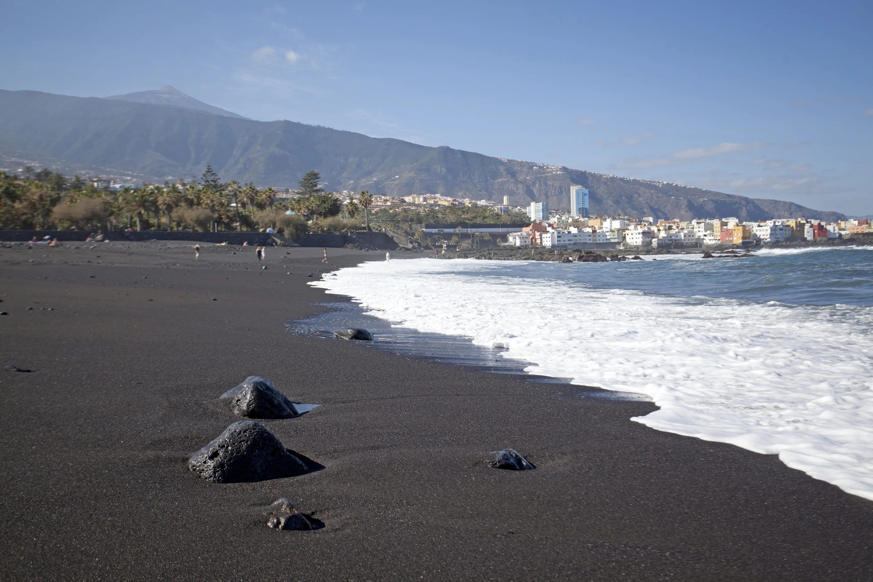 Тенерифе черный песок. Канарские острова черный песок. Sheo tenerife black sand. Черный песок тенерифе ла пальма. Канарские острова пляжи с черным песком.