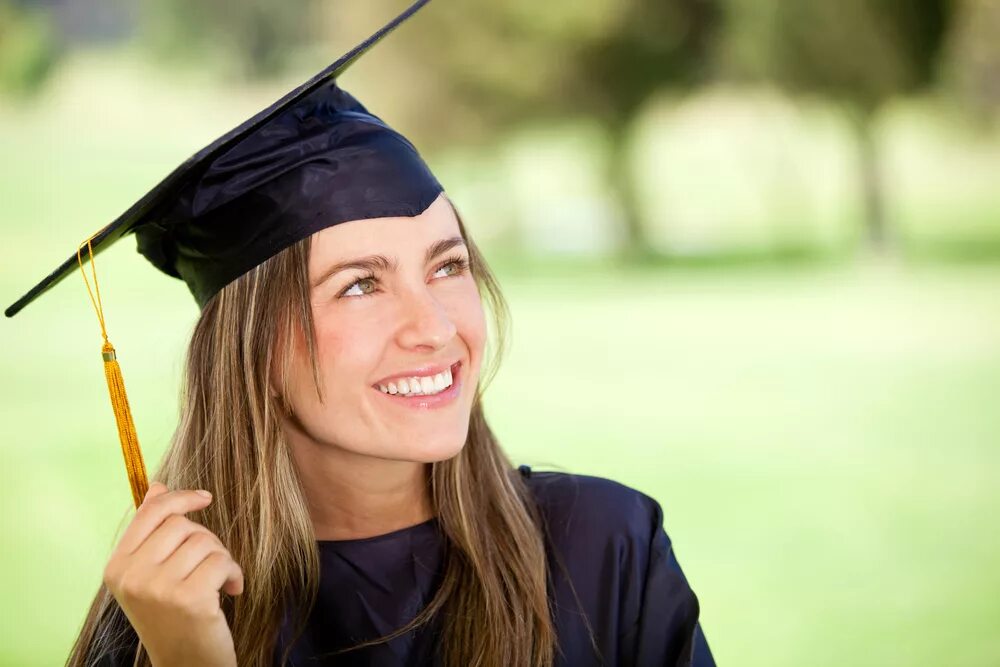 Женщина Магистр. Счастливые студенты. The Graduate. Студент с зонтом. Undergraduate student