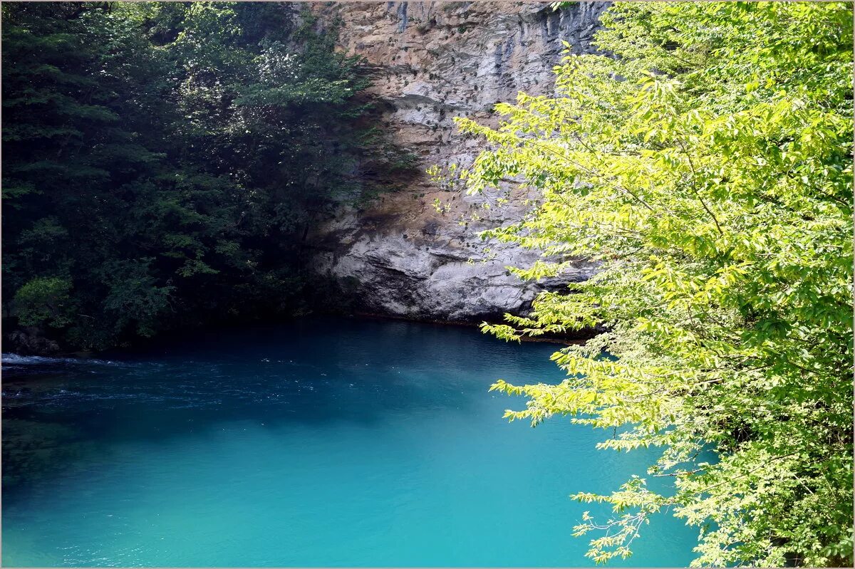 Голубые абхазии. Голубое озеро Абхазия. Голубое озеро Сухуми. Абхазия голубое озеро каньон. Глубокое озеро Абхазия.