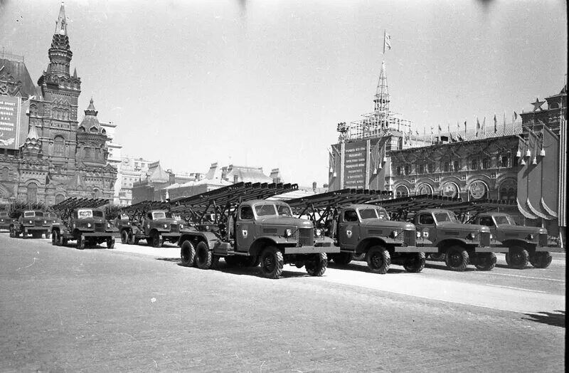 Москва 1951 года. ЗИС 151. БМ-13 ЗИС-151 на параде. ЗИС-151 на параде Победы. Парад красная площадь 1951.