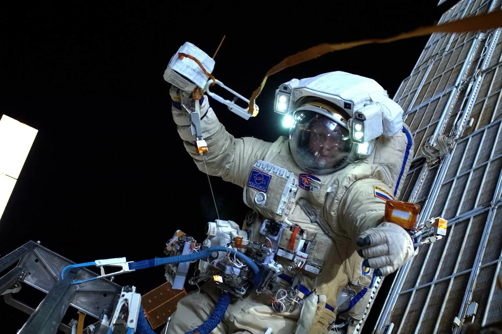Космонавт россии в открытом космосе