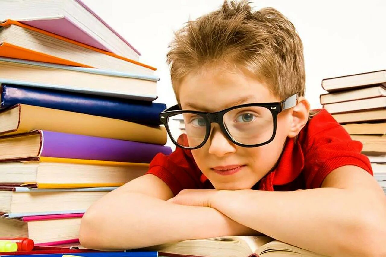 Умные глаза по английски 2 класс. Дети в очках. Школьник в очках. Идеальный ученик. Школьники в очках для зрения.