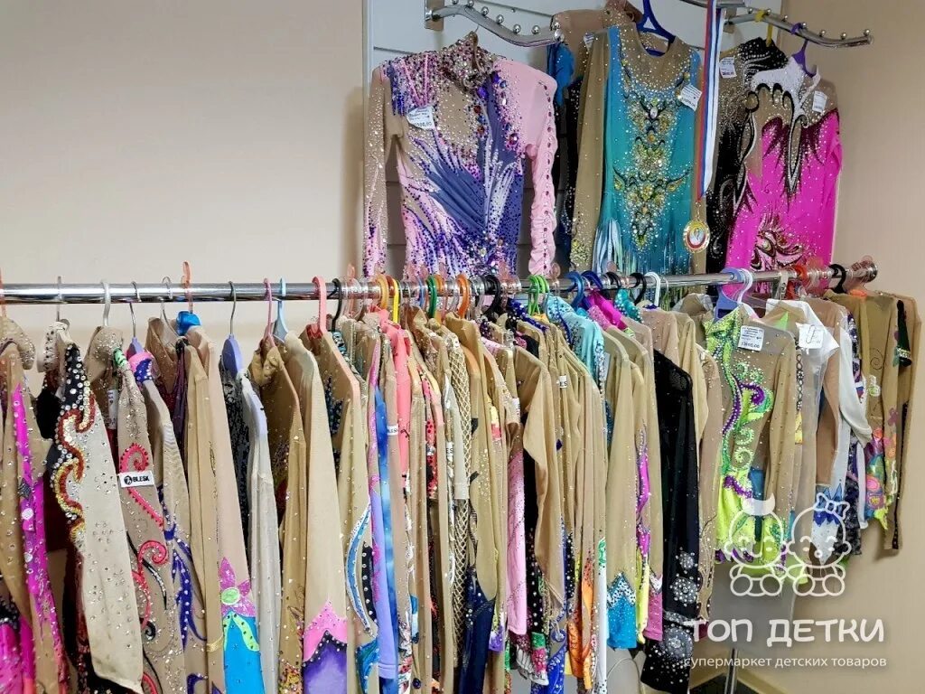 выставочное оборудование подиум. фотозона пьедестал почета. витрина подиум. формы пьедестала. пьедестал фото.